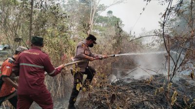 Polsek Muara Uya Bersama Tim Gabungan Padamkan Karhutla di Desa Salikung