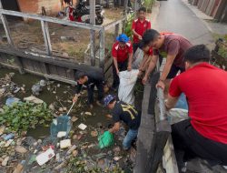 Wujud Pelestarian Lingkungan, Personel Polresta Banjarmasin Bersihkan Kawasan Sungai Pemurus