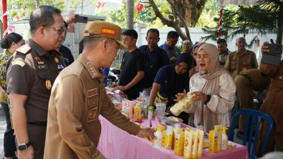 Wali Kota Banjarmasin, Muhammad Yamin bersama Kajari Banjarmasin, Muchsin saat mengunjungi stan pasar murah