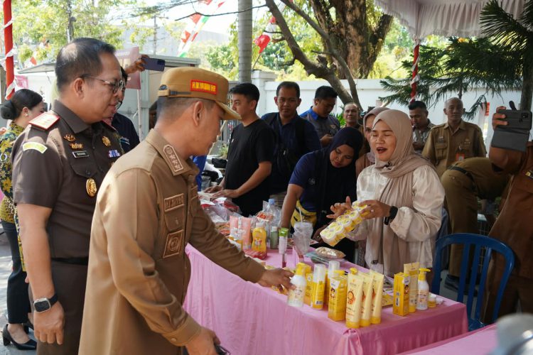 Wali Kota Banjarmasin, Muhammad Yamin bersama Kajari Banjarmasin, Muchsin saat mengunjungi stan pasar murah