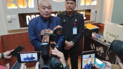 Gubernur Kalsel H Muhidin didampingi Ketua DPRD Kalsel H Supian Hk saat memberikan keterangan pada awak media