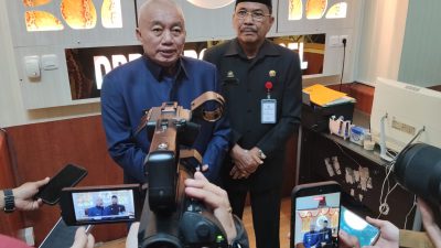 Gubernur Kalsel H Muhidin didampingi Ketua DPRD Kalsel H Supian Hk saat memberikan keterangan pada awak media