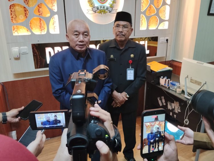 Gubernur Kalsel H Muhidin didampingi Ketua DPRD Kalsel H Supian Hk saat memberikan keterangan pada awak media