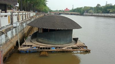 Galeri apung yang berada di kawasan sungai martapura, Siring Menara Pandang Kota Banjarmasin