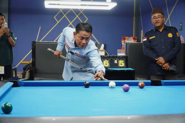 Wali Kota Banjarmasin, Muhammad Yamin usai membuka kejuaraan billiard