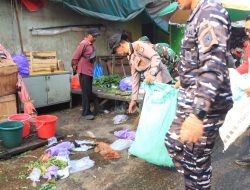 Jelang HUT TNI ke-81, TNI-Polri dan Pemko Banjarmasin Gotong Royong Bersihkan Pasar Antasari
