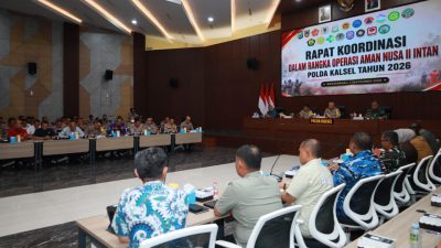 Kapolda Kalsel Irjen Pol Rusyanto Yudha Hermawan memimpin Rapat koordinasi penanganan karhutla dalam rangka Operasi Aman Nusa II Intan Polda Kalsel 2026.