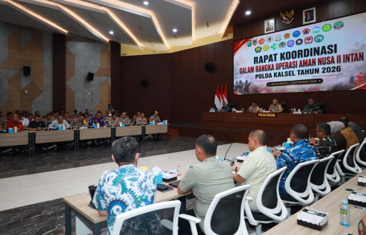 Kapolda Kalsel Irjen Pol Rusyanto Yudha Hermawan memimpin Rapat koordinasi penanganan karhutla dalam rangka Operasi Aman Nusa II Intan Polda Kalsel 2026.