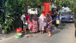 Air PDAM Tak Mengalir, Warga Banua Anyar Bawa Ember Antri Air Bersih