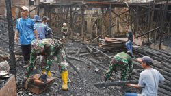 Sinergi TNI dan Pemkab Tabalong Bersihkan Puing 11 Rumah Korban Kebakaran di Kapar