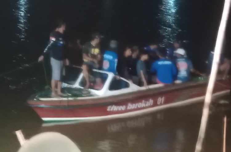 Tim SAR gabungan melakukan pencarian bocah 11 tahun diduga hilang di sungai Martapura.