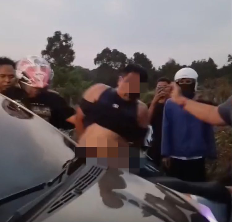 Tangkap layar video emergency sopir diduga tabrak lari dari Jalan S Parman Banjarmasin hingga Desa Pengalaman Martapura Barat, Kabupaten Banjar saat diamankan warga