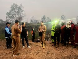 Wagub Kalsel Bersama Tim Hasnur Group Pantau Langsung Pemadaman Karhutla di Guntung Damar