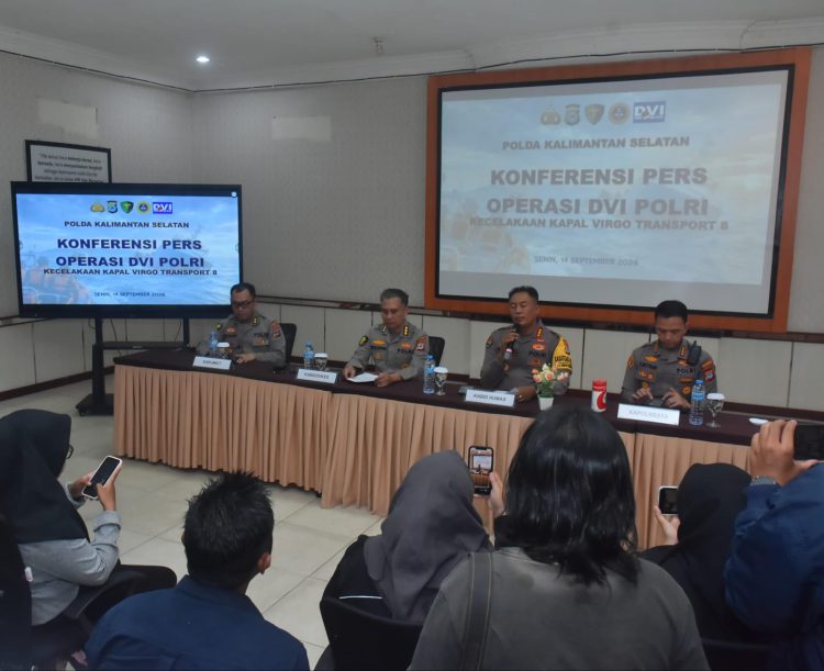 Kabid Humas Polda Kalsel Kombes Pol Nur Khamid menyampaikan hasil identifikasi jenazah dengan register 001 korban kecelakaan Kapal Virgo Transport 8.