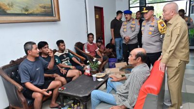 Kapolda Kalsel Irjen Pol Rosyanto Yudha Hermawan berbincang dengan korban selamat KM Virgo Transport 8 di Hotel Kharisma Banjarmasin.