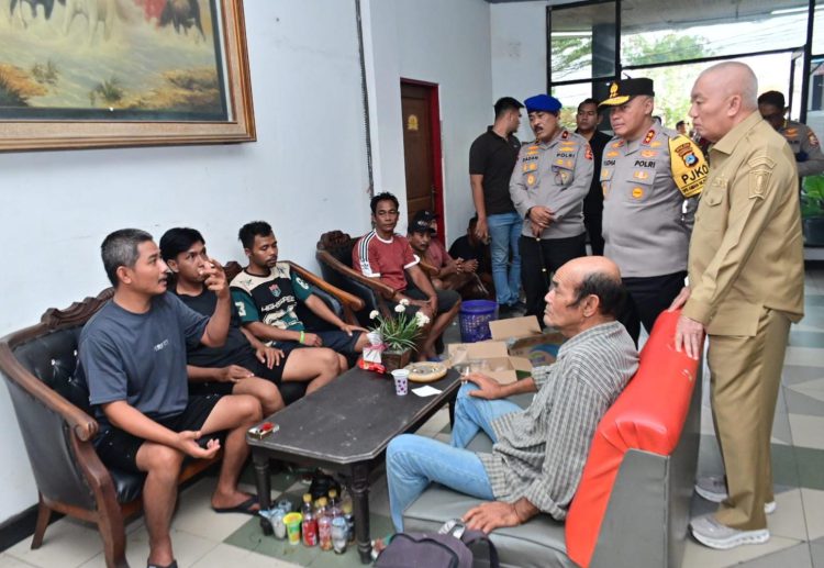 Kapolda Kalsel Irjen Pol Rosyanto Yudha Hermawan berbincang dengan korban selamat KM Virgo Transport 8 di Hotel Kharisma Banjarmasin.