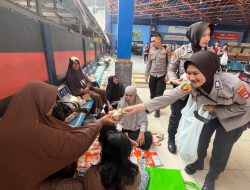Berikan Rasa Empati Polisi Bagikan Ratusan Nasi Bungkus untuk Keluarga Korban KM Virgo di Pelabuhan Trisakti