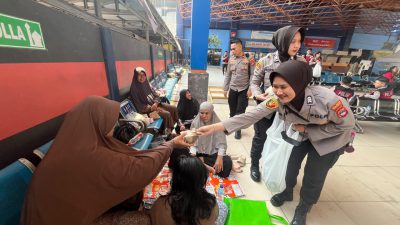 Berikan Rasa Empati Polisi Bagikan Ratusan Nasi Bungkus untuk Keluarga Korban KM Virgo di Pelabuhan Trisakti