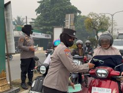 Polres Tabalong Bagikan Masker Gratis di Tengah Kabut Asap