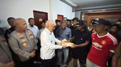 Gubernur Kalimantan Selatan H Muhidin memberikan bantuan pribadi ke penyintas KM Virgo