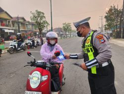 Satlantas Polres Tabalong Edukasi Pengguna Jalan Lewat Penling dan Spanduk