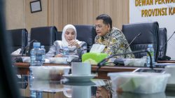 Ketua Komisi III Mustaqimah saat rapat didampingi Wakil Ketua Maulana