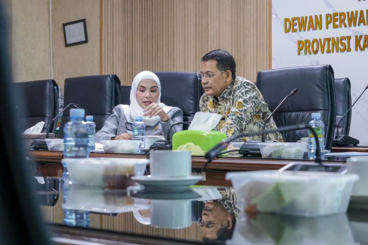 Ketua Komisi III Mustaqimah saat rapat didampingi Wakil Ketua Maulana