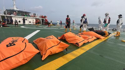 Jenazah korban KM Virgo siap diterbangkan ke Banjarmasin, setelah ditemukan tim penyelam gabung dari dalam bangkai kapal.