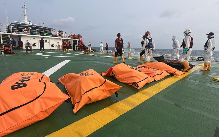 Jenazah korban KM Virgo siap diterbangkan ke Banjarmasin, setelah ditemukan tim penyelam gabung dari dalam bangkai kapal.