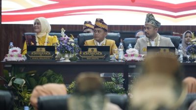 Walikota Banjarmasin HM Yamin bersama unsur pimpinan DPRD Banjarmasin pada rapat paripurna istimewa Harjad ke-500 Banjarmasin.