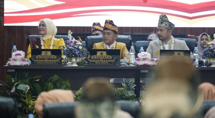 Walikota Banjarmasin HM Yamin bersama unsur pimpinan DPRD Banjarmasin pada rapat paripurna istimewa Harjad ke-500 Banjarmasin.