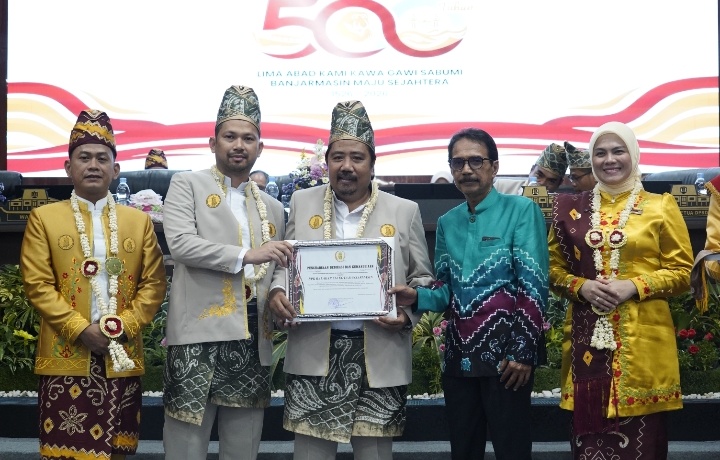 Penyerahan penghargaan kepada Ketua Balakar HM Faisal Hariyadi di sela rapat paripurna istimewa Harjad Banjarmasin.