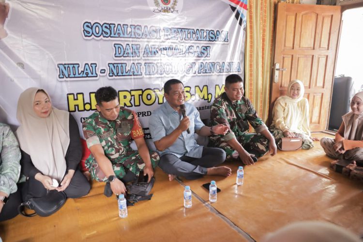 Wakil Ketua DPRD Kalsel saat revitalisasi di Desa Madang Kec Padang Batung