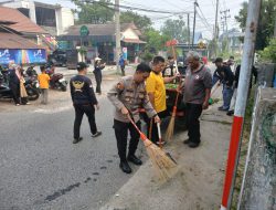 Tak Hanya Jaga Keamanan, Polisi di Banjarmasin Tengah Turun ke Jalan Bersihkan Lingkungan