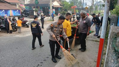 Tak Hanya Jaga Keamanan, Polisi di Banjarmasin Tengah Turun ke Jalan Bersihkan Lingkungan