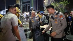 Tak Sekadar Amankan Demo, Kapolda Kalsel Ikut Pungut Sampah Usai Aksi Unjuk Rasa