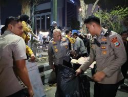 Tak Sekadar Amankan Demo, Kapolda Kalsel Ikut Pungut Sampah Usai Aksi Unjuk Rasa