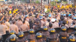 Demo BEM se-Kalsel Ricuh, Empat Pagar DPRD Roboh