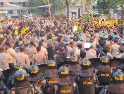 Demo BEM se-Kalsel Ricuh, Empat Pagar DPRD Roboh
