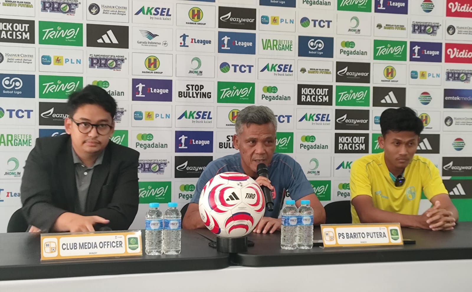 Pelatih PS Barito Putera Hendri Susilo menyampaikan persiapan tim saat jumpa pers jelang laga menghadapi Persela Lamongan