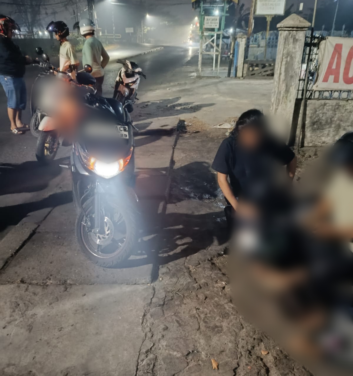 Personil Polsek Banjarmasin Barat saat mengamankan beberapa pemuda ayang diduga hendak melakukan aksi balap liar