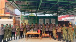 Kapolsek Banjarmasin Tengah AKP Bimasa Zabua dan Kapolsek Banjarmasin Barat Kompol M Noor Chaidir saat menyambangi Koramil 1007-03/BTT di Jalan Gunung Sari di momen HUT ke-81 TNI