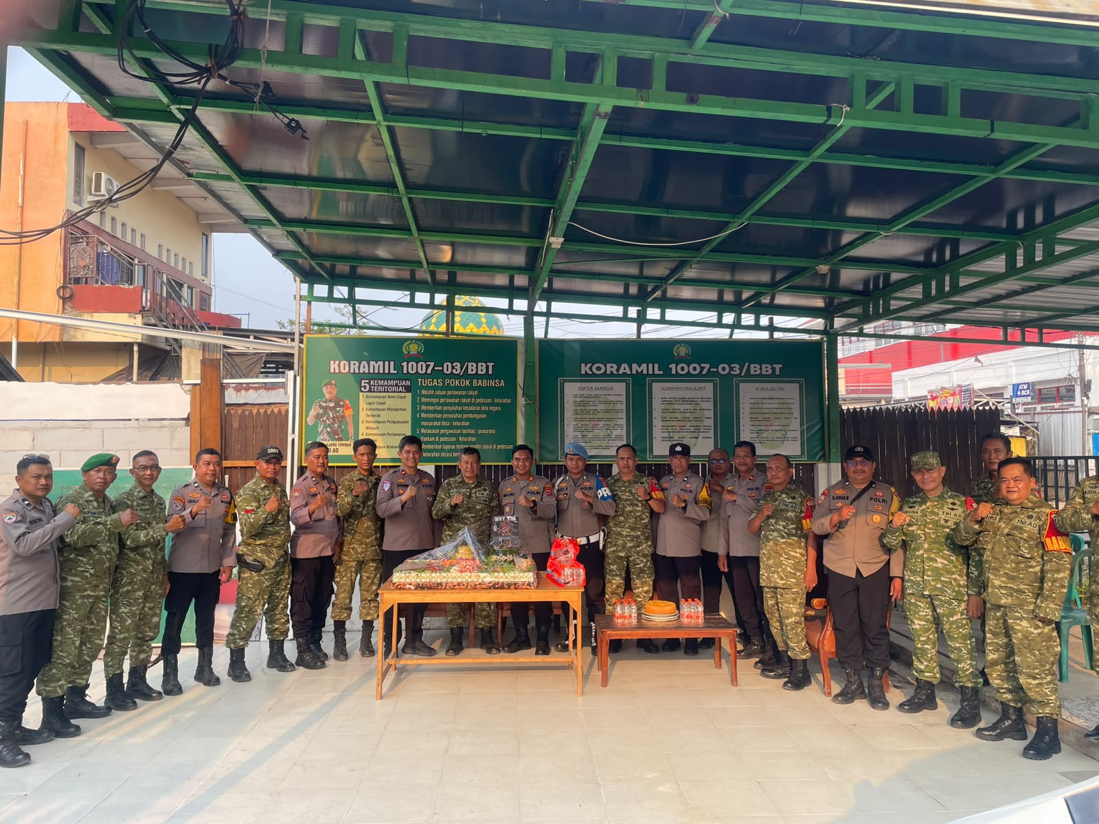 Kapolsek Banjarmasin Tengah AKP Bimasa Zabua dan Kapolsek Banjarmasin Barat Kompol M Noor Chaidir saat menyambangi Koramil 1007-03/BTT di Jalan Gunung Sari di momen HUT ke-81 TNI
