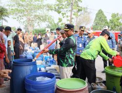 Warga Terdampak Air Asin, Pemkab Batola Salurkan Bantuan Air Bersih ke Sungai Bamban