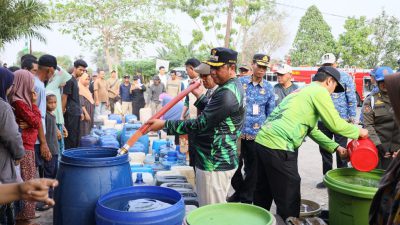 Bupati Batola saat menyalurkan bantuan air bersih untuk warga (dikominfobatola)