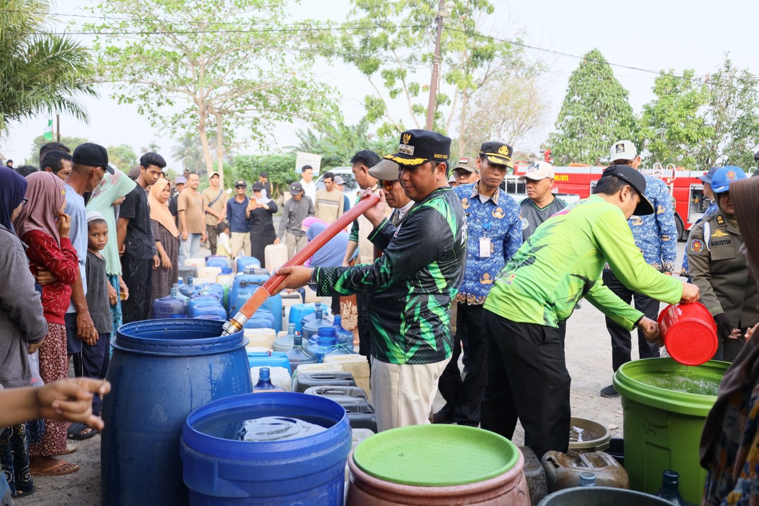 Bupati Batola saat menyalurkan bantuan air bersih untuk warga (dikominfobatola)