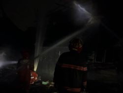 Kebakaran di Simpang Belitung, Api Diduga Berawal dari Bangunan yang Tengah Dibongkar