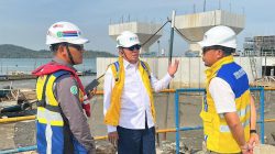 Gubernur Kalsel Muhidin melakukan peninjauan pengerjaan proyek Jembatan Pulau Laut.