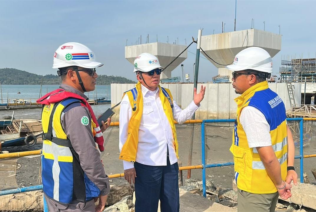 Gubernur Kalsel Muhidin melakukan peninjauan pengerjaan proyek Jembatan Pulau Laut.
