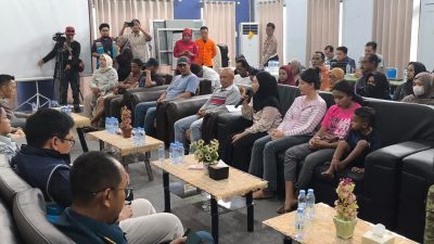 Hingga hari ke-25 operasi pencarian korban KM Virgo, pihak keluarga korban masih bertahan di Banjarmasin.